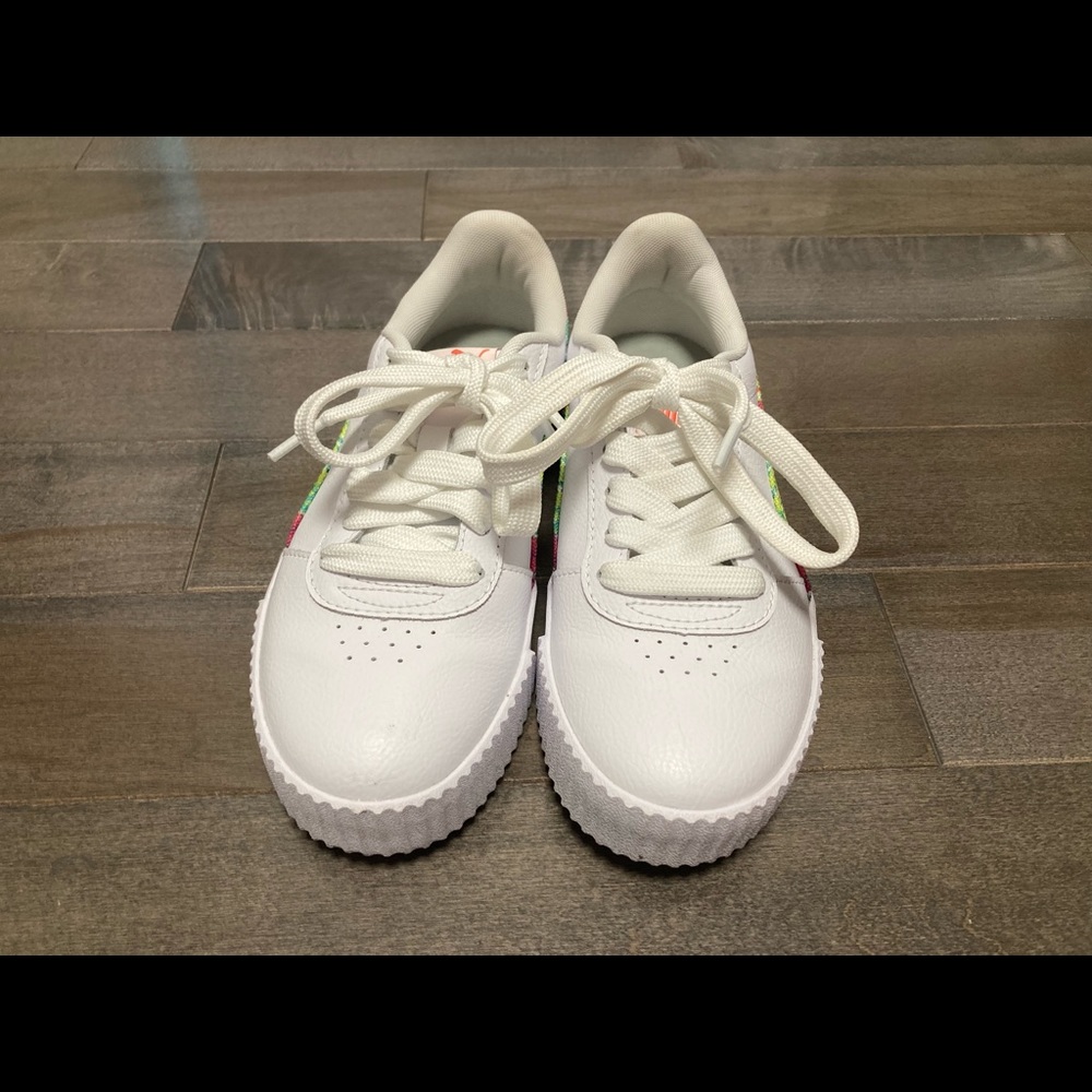 NWOT! Nice white sneakers with stylish design!